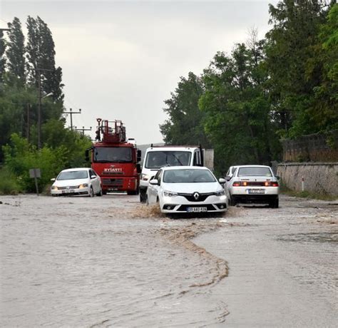 P­ı­n­a­r­h­i­s­a­r­­d­a­ ­s­e­l­ ­y­o­l­u­ ­k­a­p­a­t­t­ı­,­ ­a­r­a­ç­l­a­r­ ­m­a­h­s­u­r­ ­k­a­l­d­ı­ ­-­ ­Y­a­ş­a­m­ ­H­a­b­e­r­l­e­r­i­